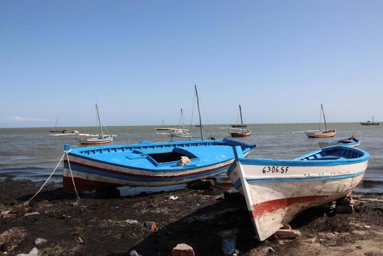 Guardia Costera halla varios cuerpos en descomposición en un barco a la deriva en Granada