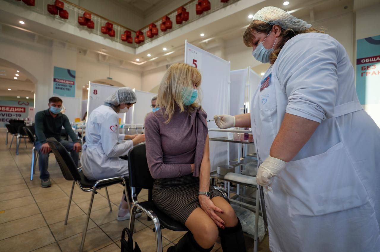 Rusia retira duras restricciones para los no vacunados contra el COVID-19
