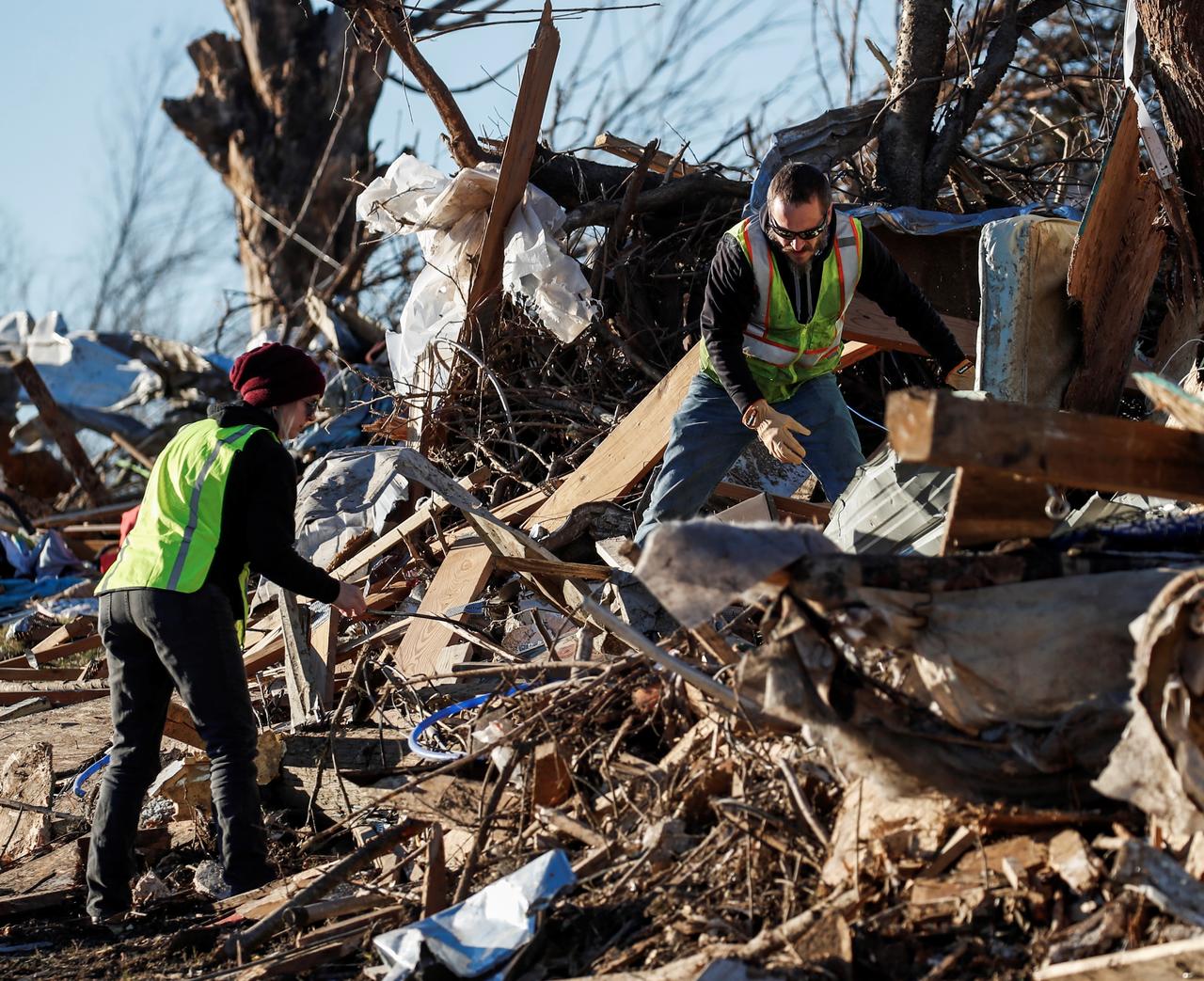 Suman 64 muertos por tornados en Kentucky