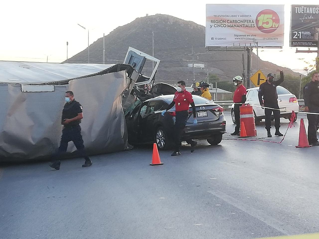 Trailero muere en volcadura sobre carretera Saltillo-Monterrey