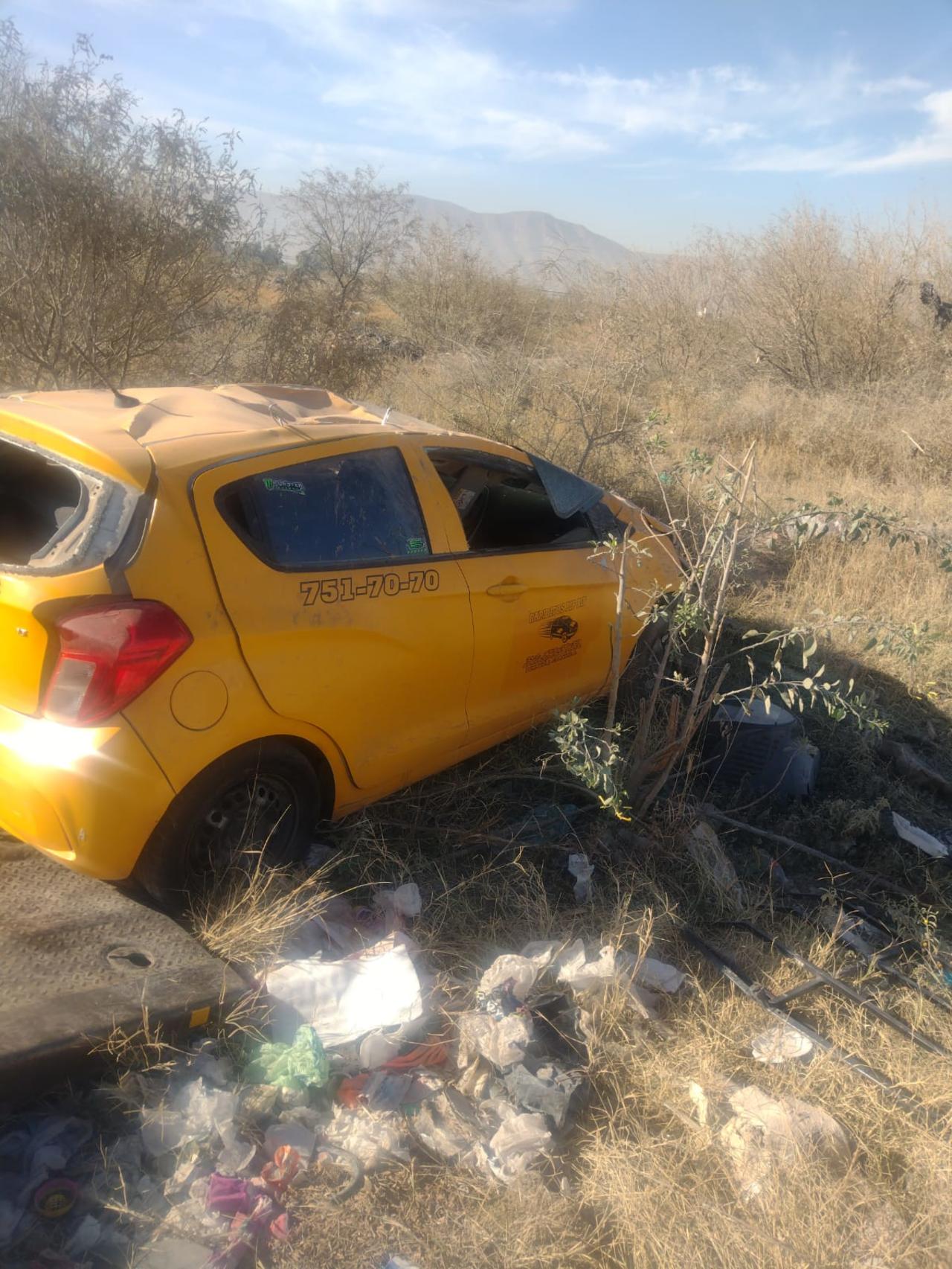 Taxi termina volcado durante intento de asalto en Torreón
