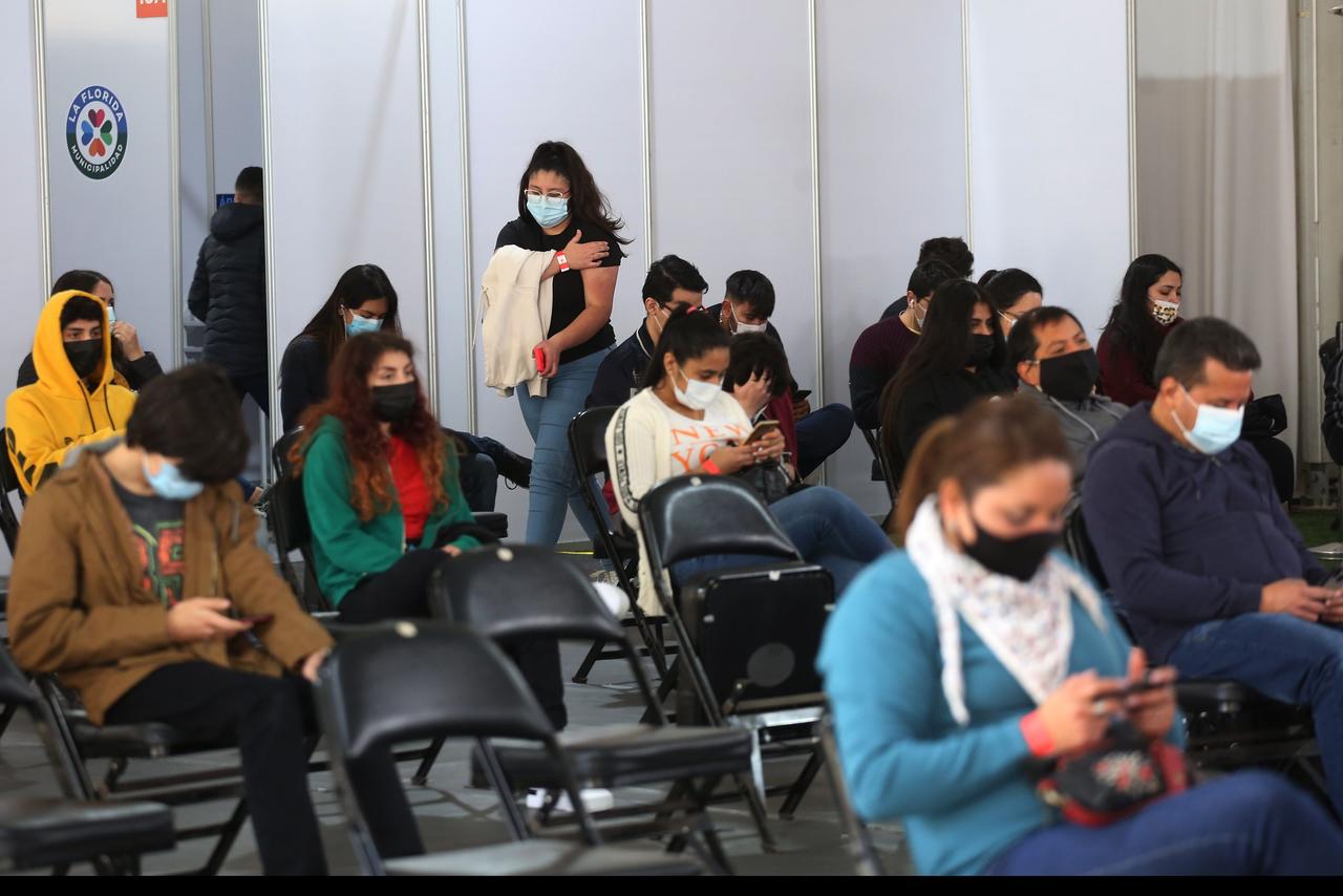 Chile registra menos de mil casos diarios de COVID-19 por primera vez en dos meses