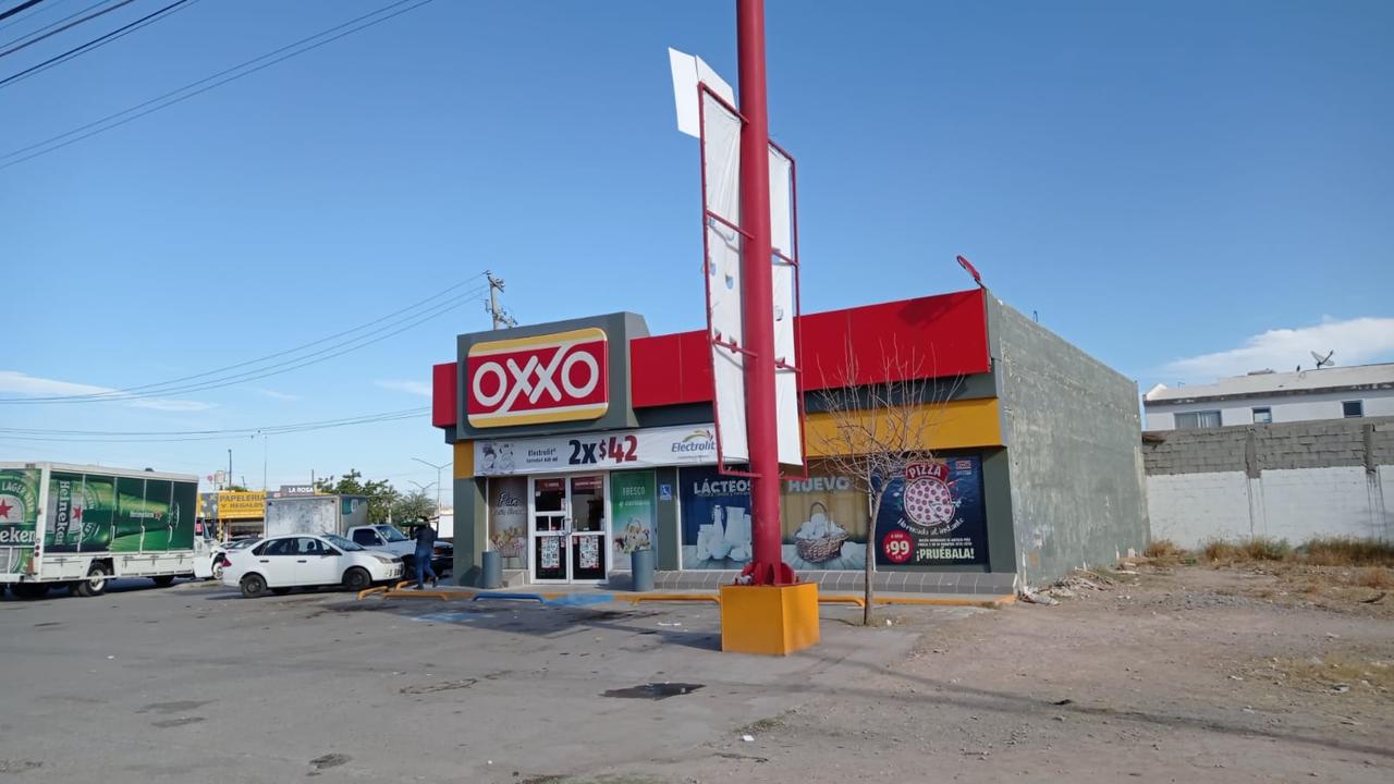 A punta de pistola asaltan tienda de conveniencia en Torreón