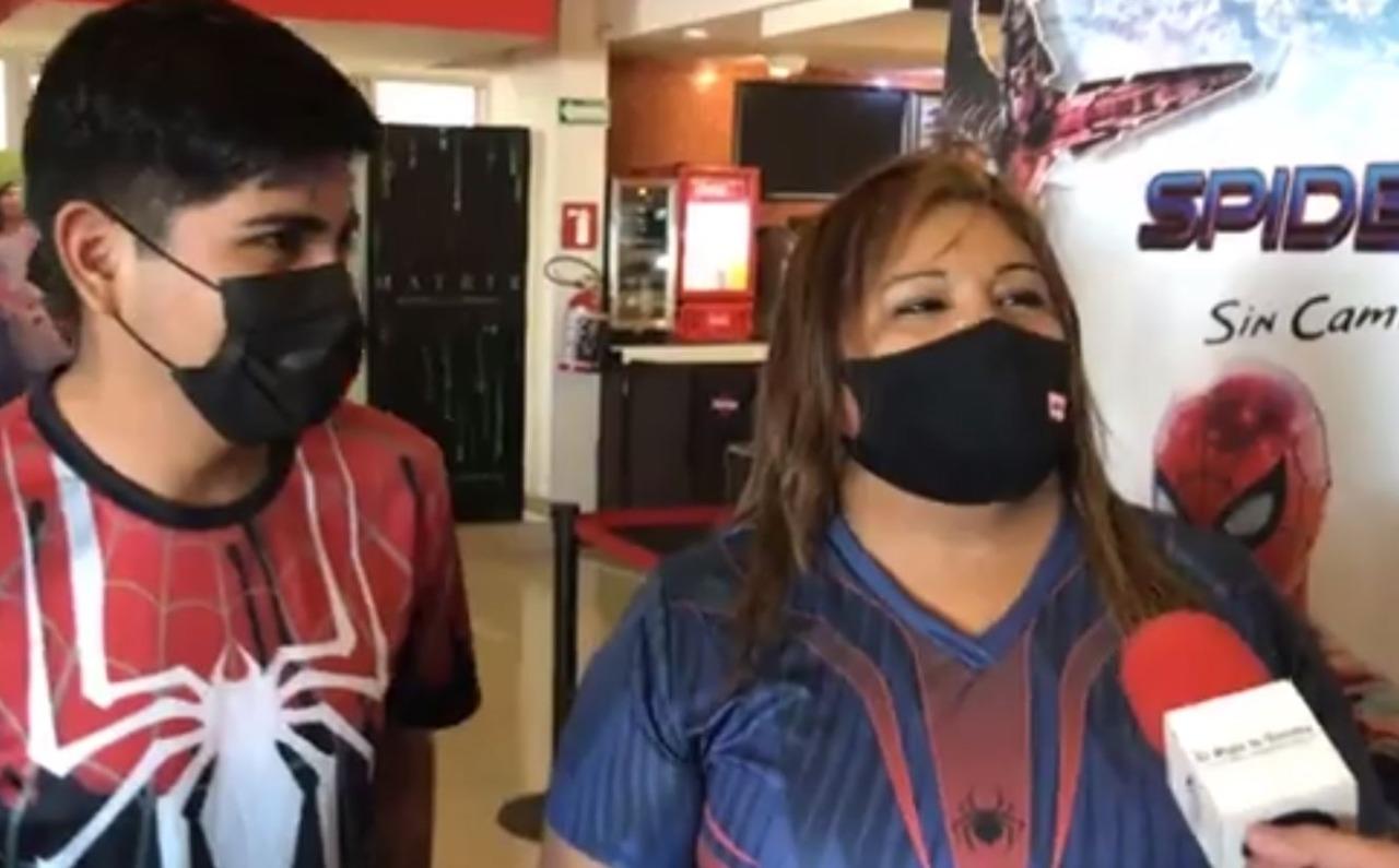 Madre lagunera falta del gym para acompañar a su hijo al estreno de Spider-Man: No Way Home