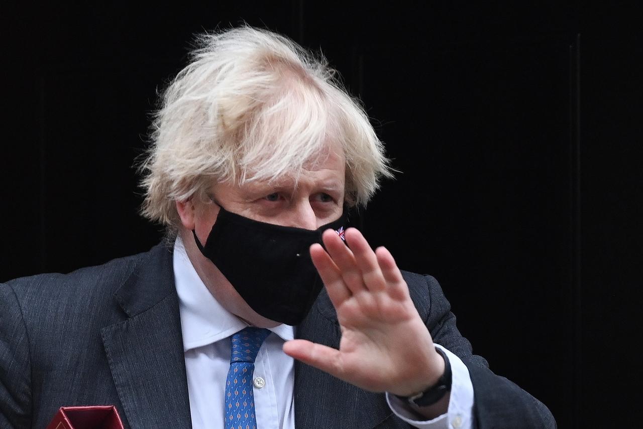 Primer ministro de Reino Unido, Boris Johnson, defiende su gestión ante acusaciones de falta de autoridad