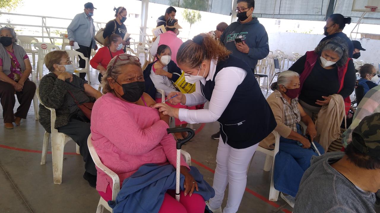 En orden, primer día de vacunación de refuerzo para adultos mayores en Madero