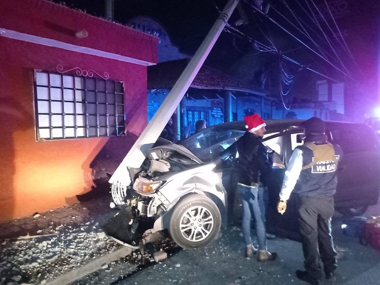 Conductora ebria choca contra patrulla y derriba postes de concreto en Torreón