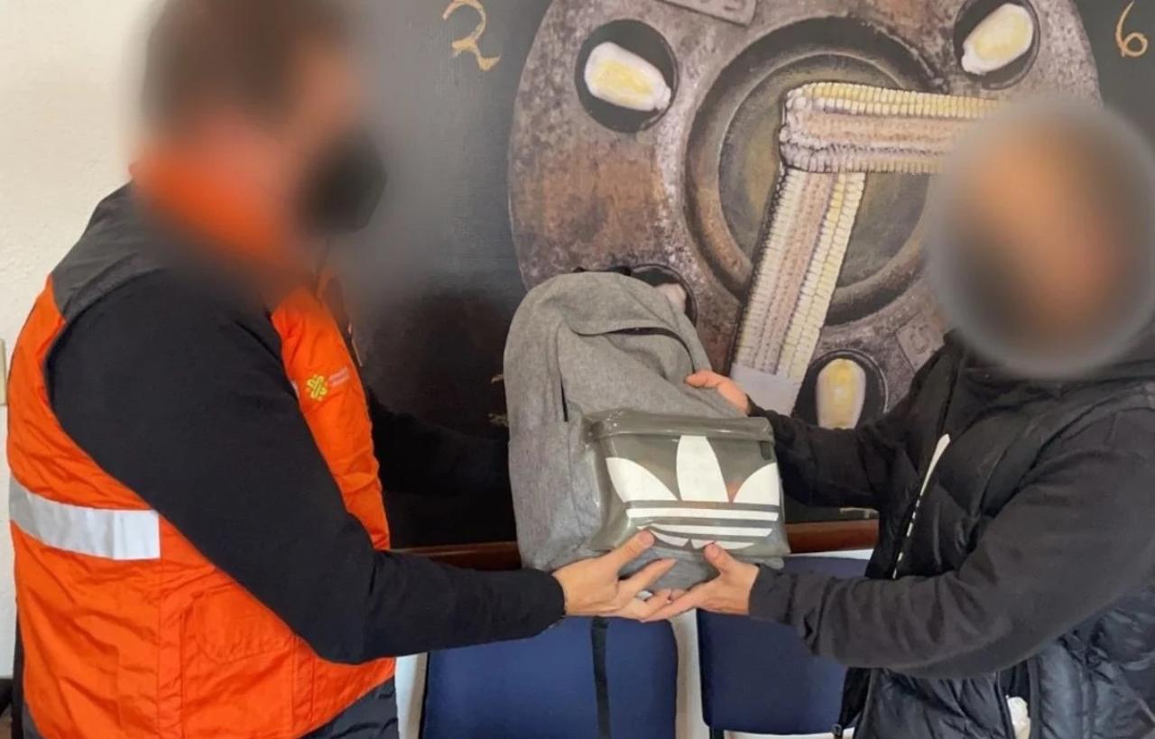 Regresan mochila extraviada con 10 mil pesos en el Metro de la CDMX