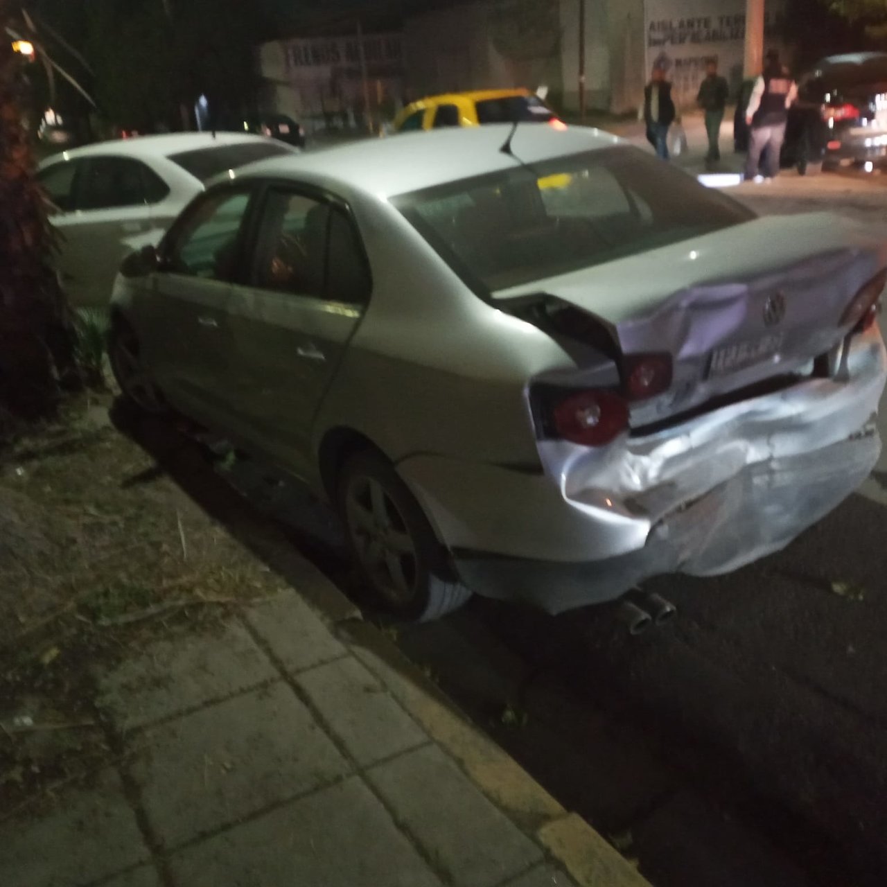 Vehículo abandonado tras chocar contra dos autos estacionados en Torreón