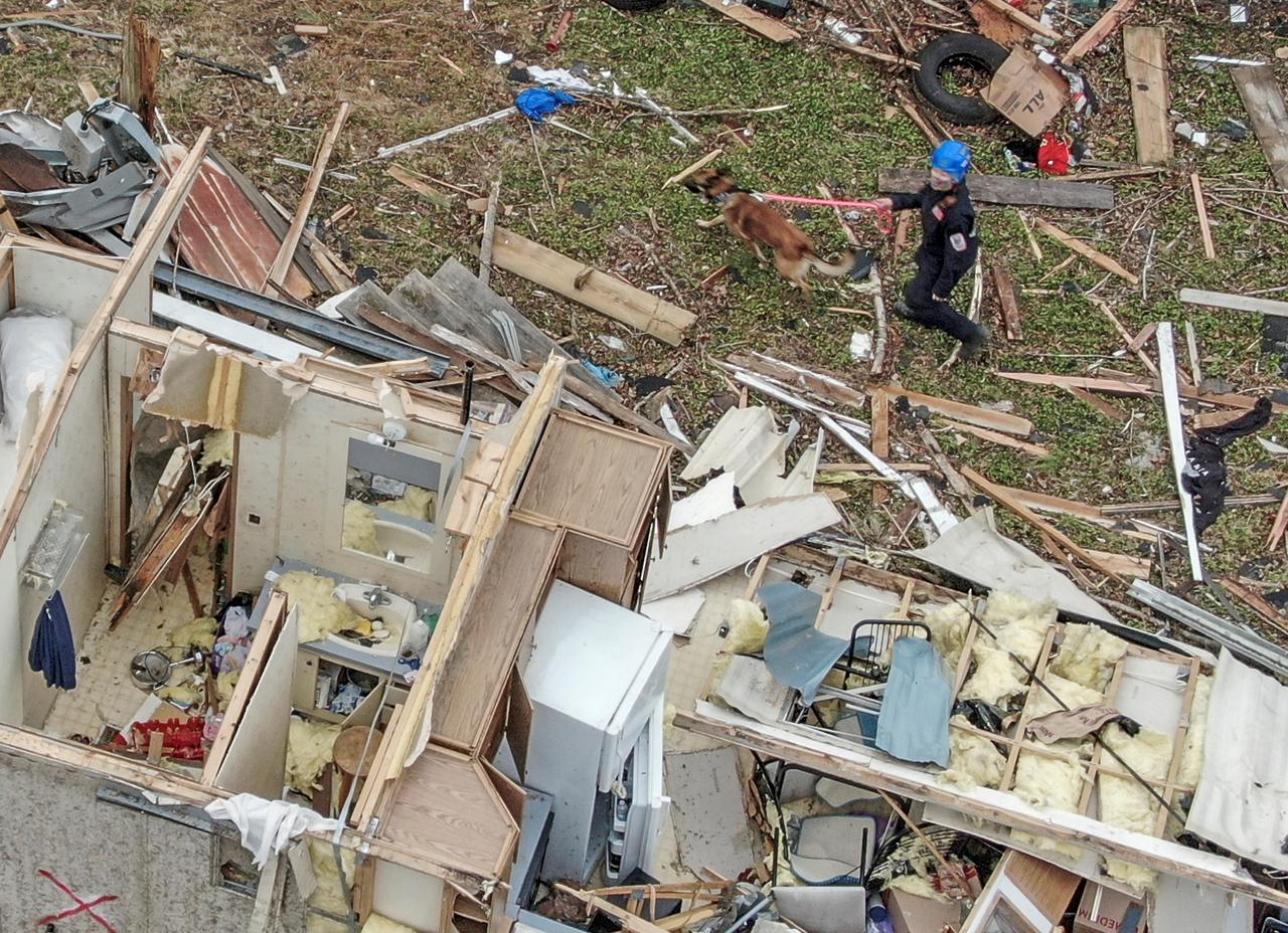 Bebés sobreviven pese a ser lanzados por tornado en Kentucky