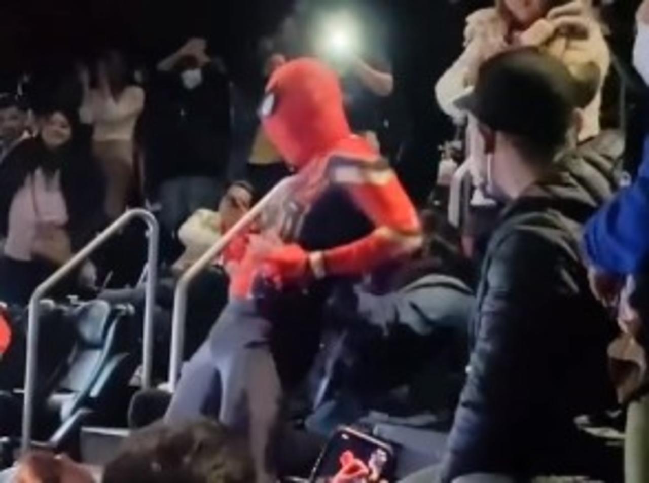 'México mágico', Spider-Man hace striptease en pleno estreno de No Way Home
