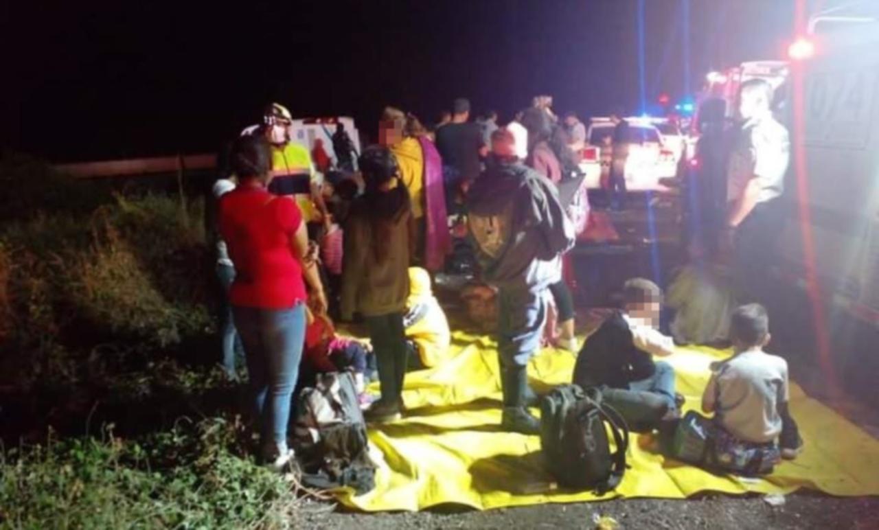 Volcadura de autobús con jornaleros deja tres muertos y al menos 25 heridos en Veracruz