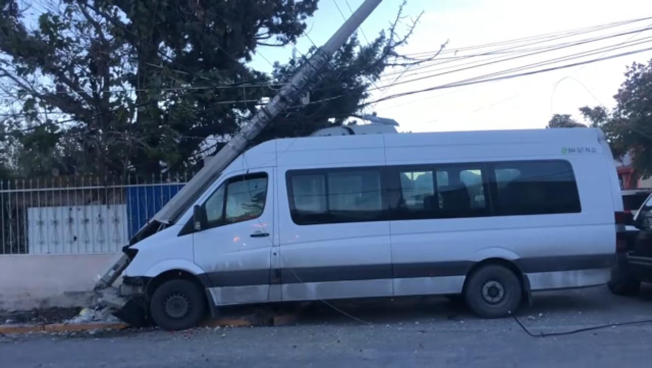 Conductor dormita y se estampa contra poste de CFE en Saltillo