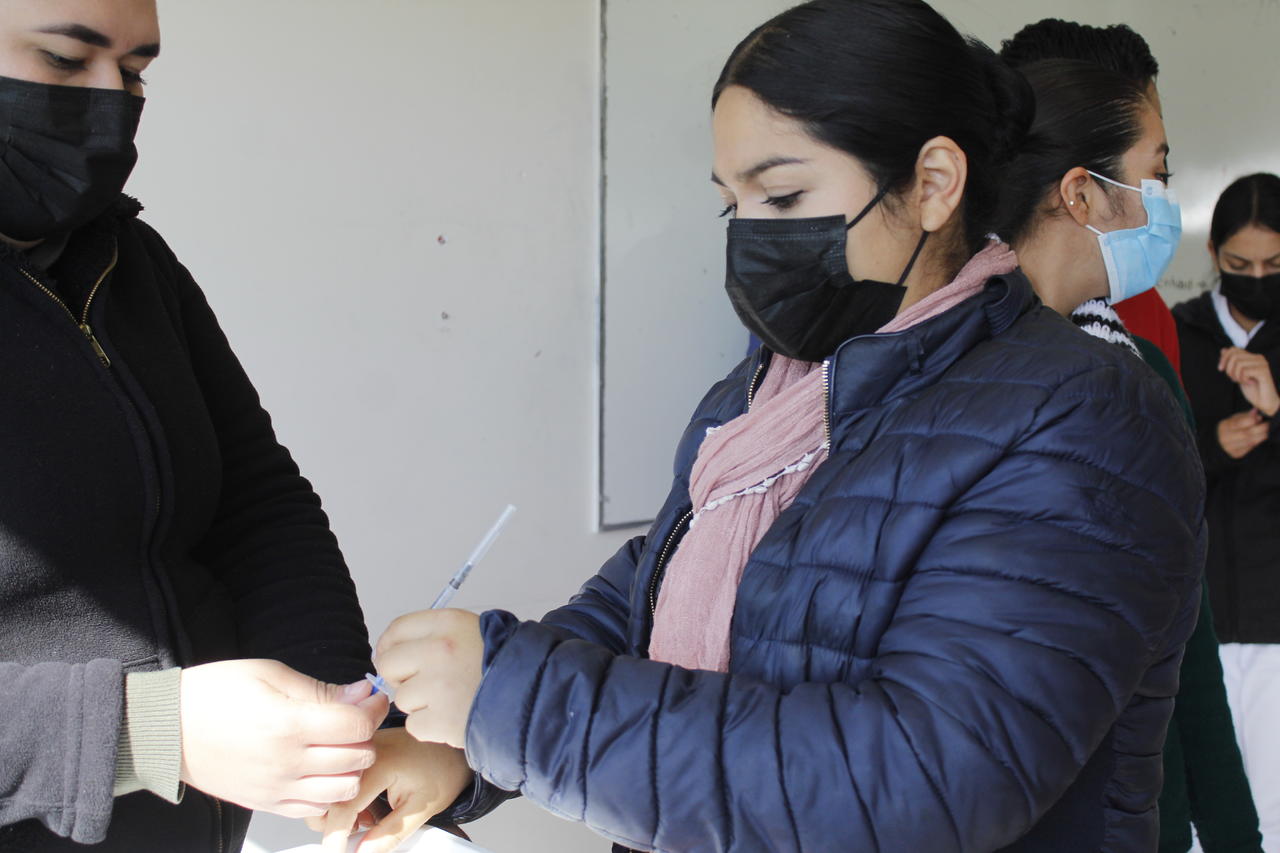 Vacunación con tercera dosis inicia para sector salud en Coahuila