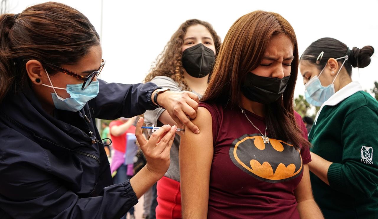Expertos señalan que la inédita vacunación es difícil de sostener en México