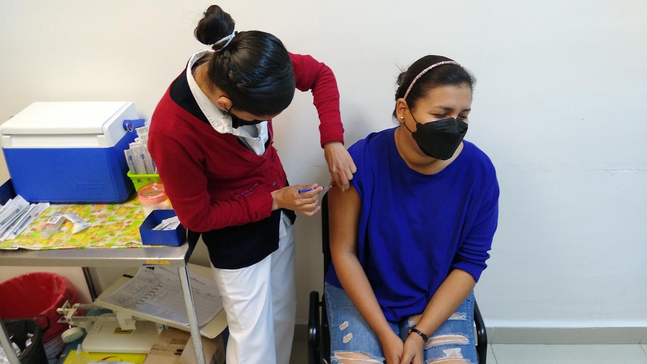 Aplicación de vacuna de refuerzo contra COVID continuará para trabajadores del sector salud en Piedras Negras