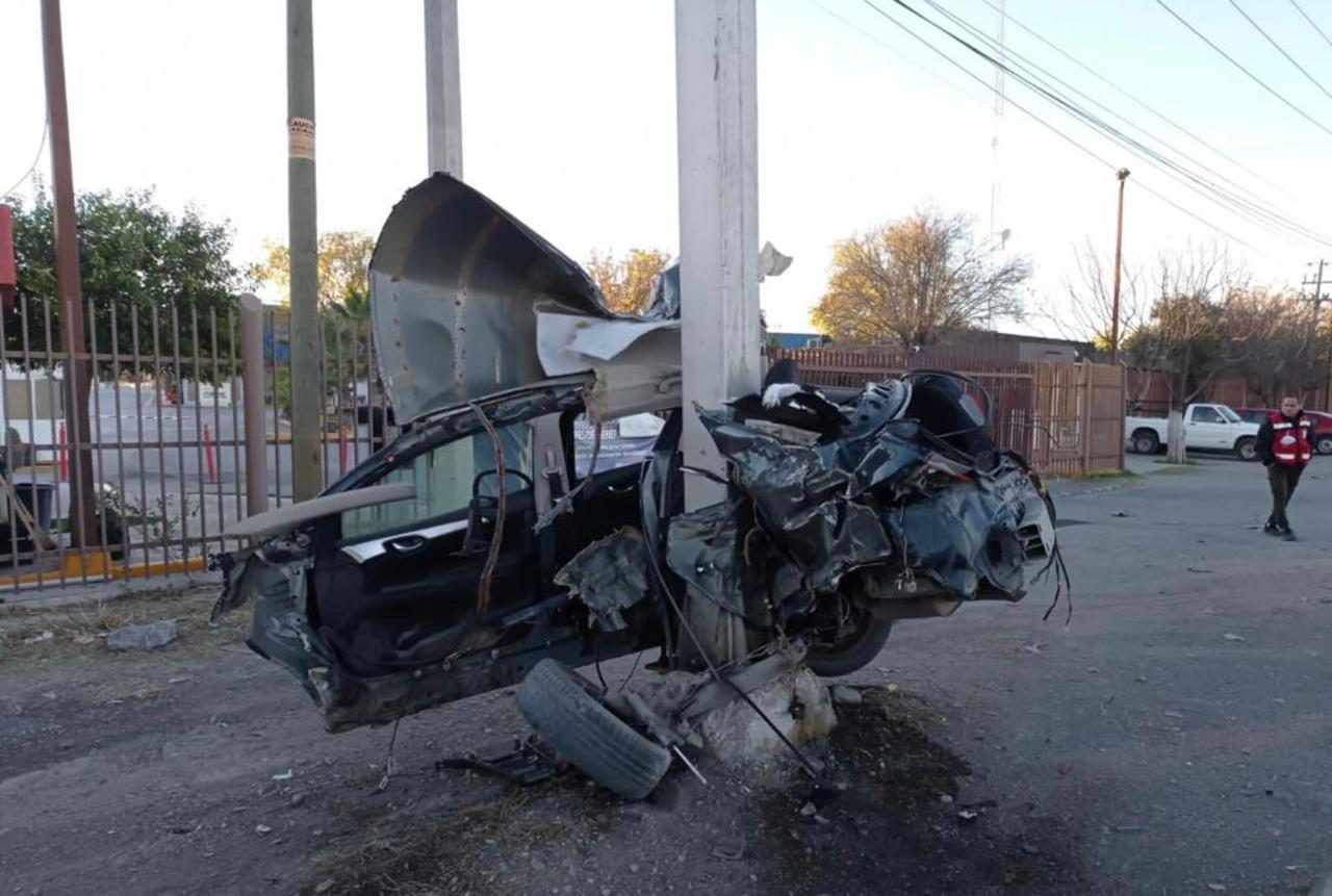 Joven ebrio parte a la mitad su vehículo tras accidente en Ramos Arizpe