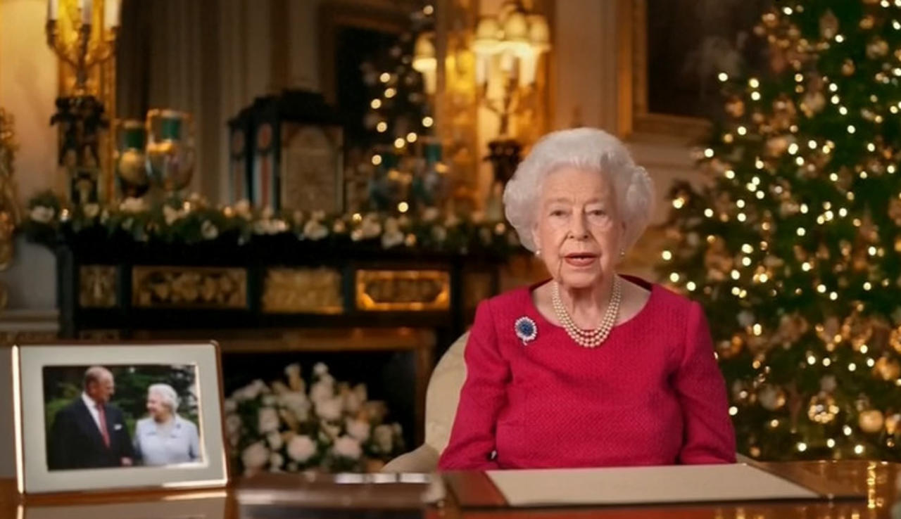 Reina Isabel II habla de seres queridos ausentes en mensaje por Navidad
