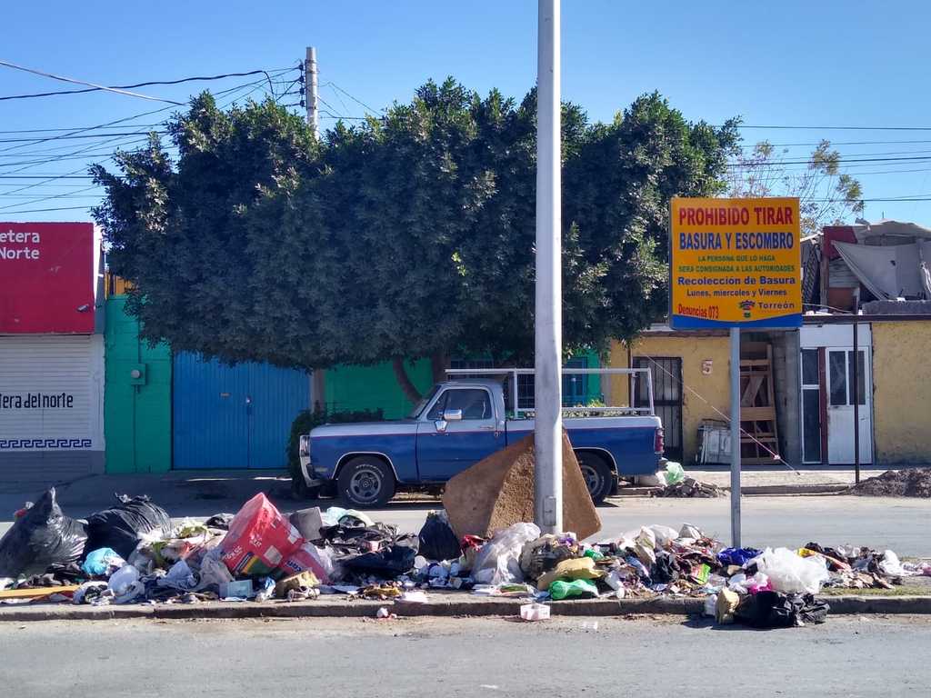 Habitantes tiran basura en lugares indebidos de Torreón
