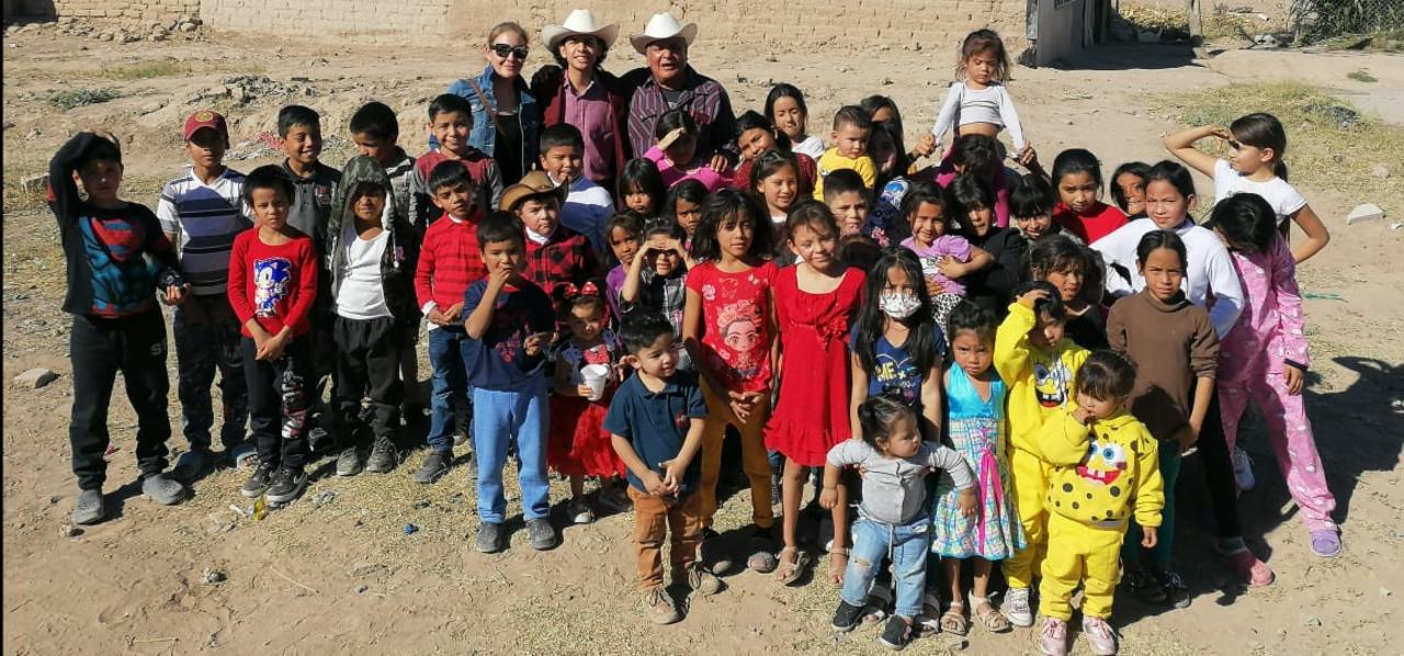 Bikers entregan regalos a niños de Matamoros