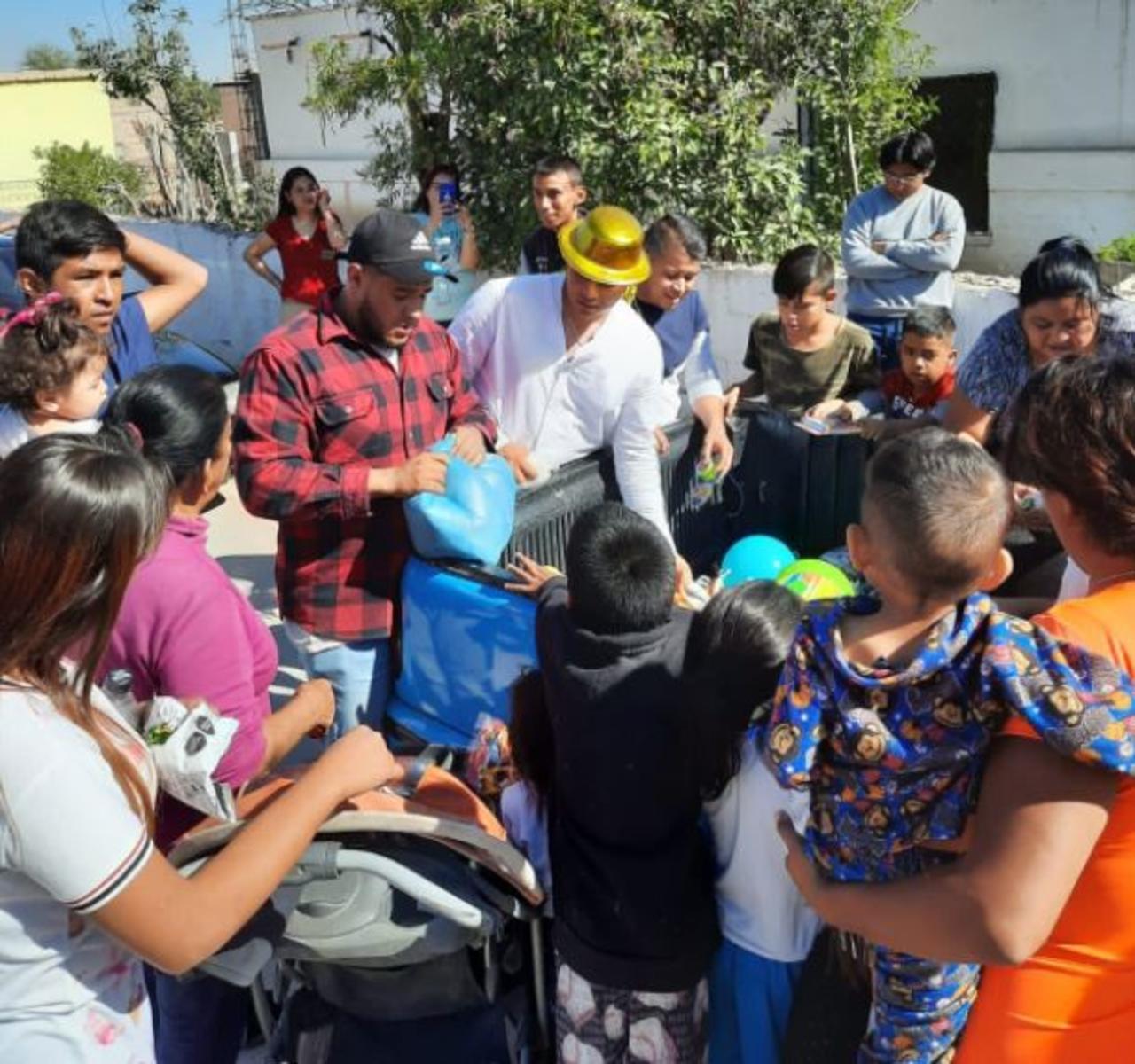 Llevan juguetes a niños de ejidos alejados de Madero y San Pedro