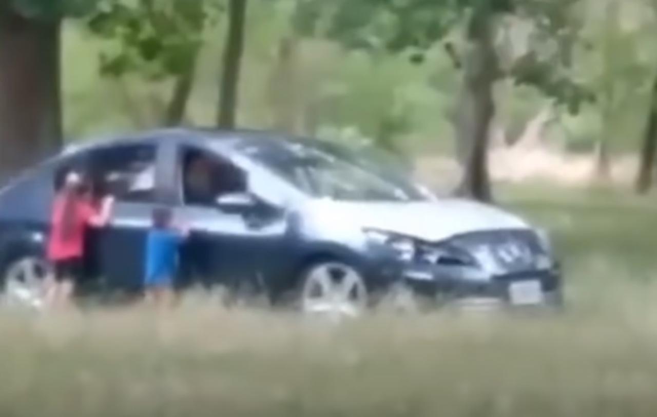 VIDEO: Mujer baja a sus hijos del auto para tener relaciones con su novio