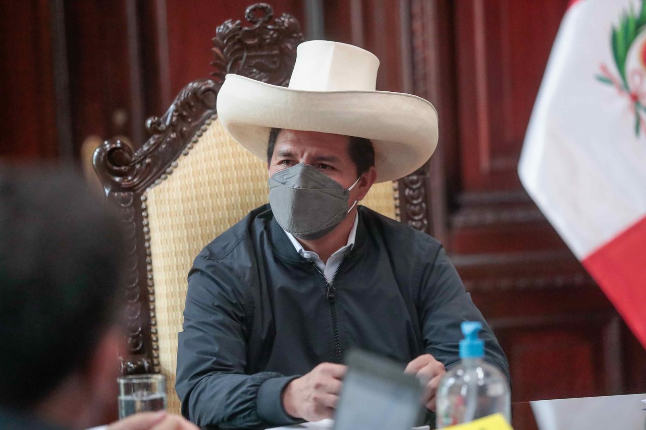 Fiscalía interroga a presidente de Perú en relación a ascensos militares