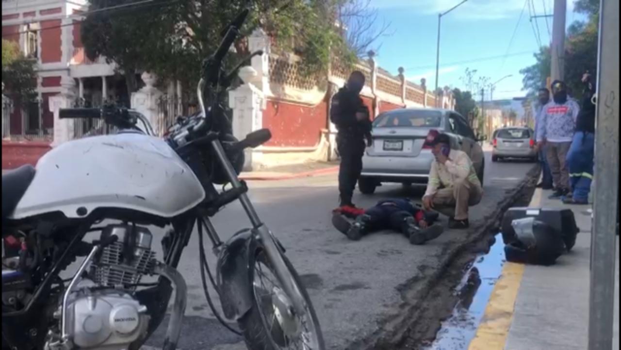 Auto impacta a motociclista en Centro de Saltillo; ambulancia tarda más de una hora