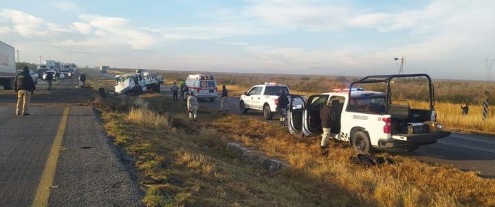 Elementos de la Guardia Nacional sufren aparatoso accidente sobre la carretera 57 Monclova-Sabinas