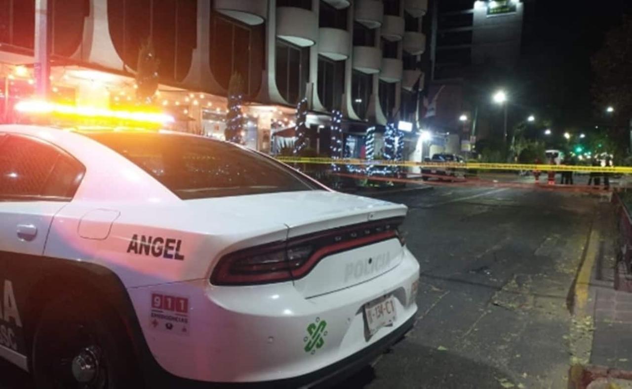 Hombre se arroja desde tercer piso de hotel en CDMX; se piensa que fue un suicidio