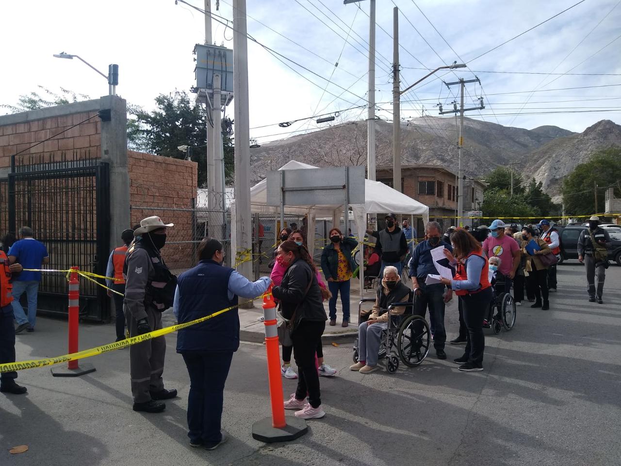 Se llenan módulos antiCOVID en último día de vacunación para adultos mayores de Torreón