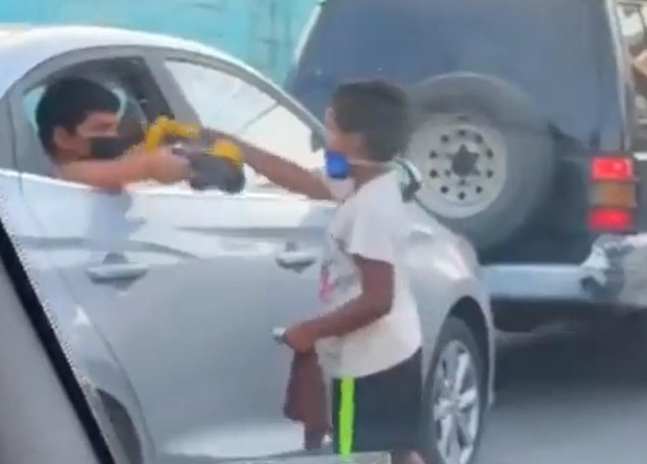 VIDEO: Niño 'enternece' al regalarle sus juguetes a otro que limpiaba carros
