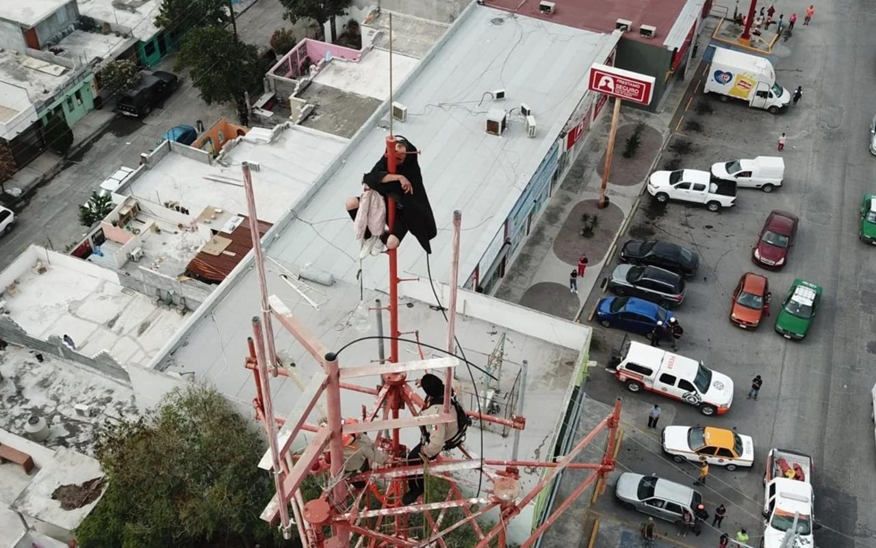 Hombre trepa a lo alto de torre de telecomunicaciones en Nuevo León