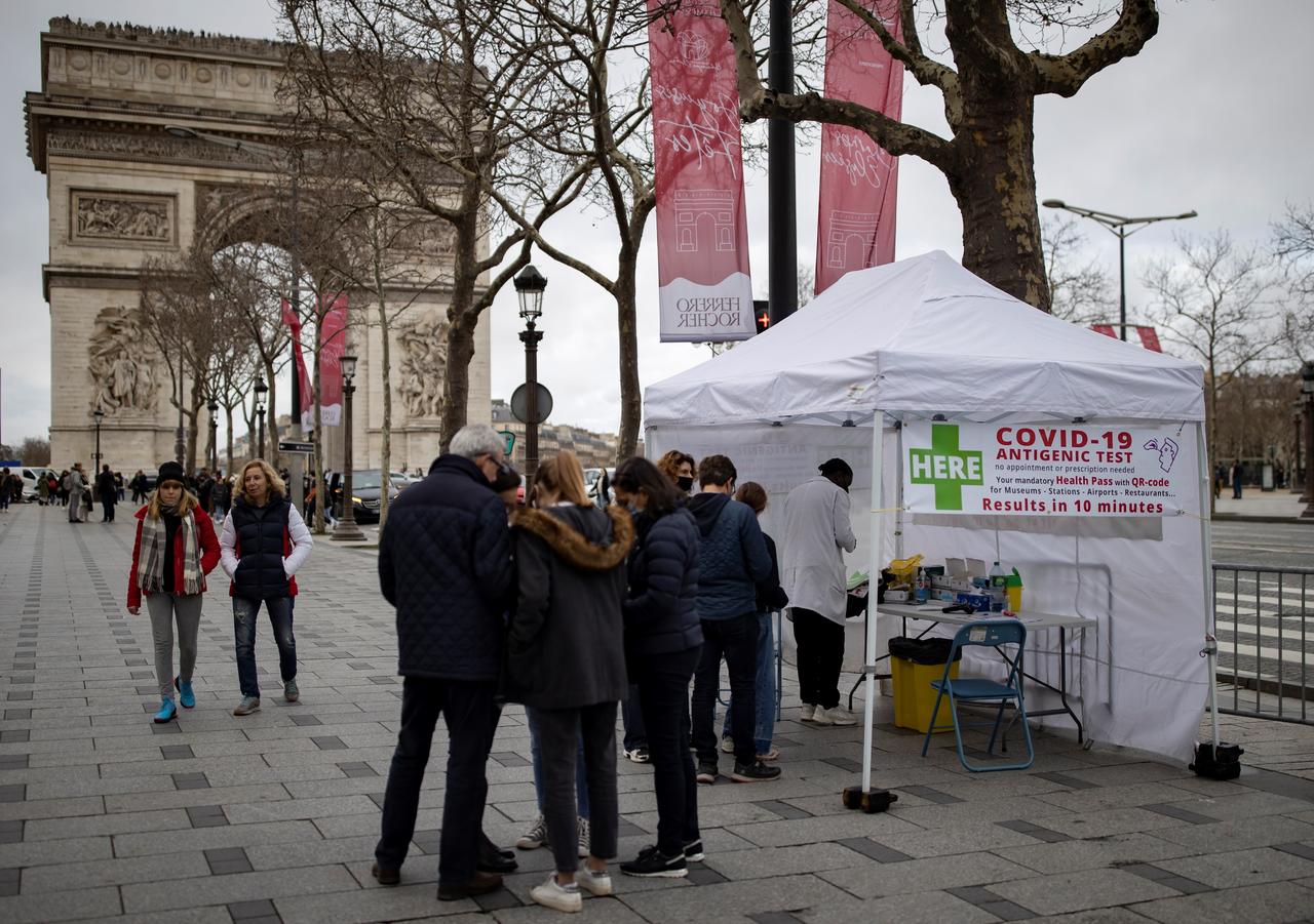 París hace obligatorio el uso de mascarillas al aire libre