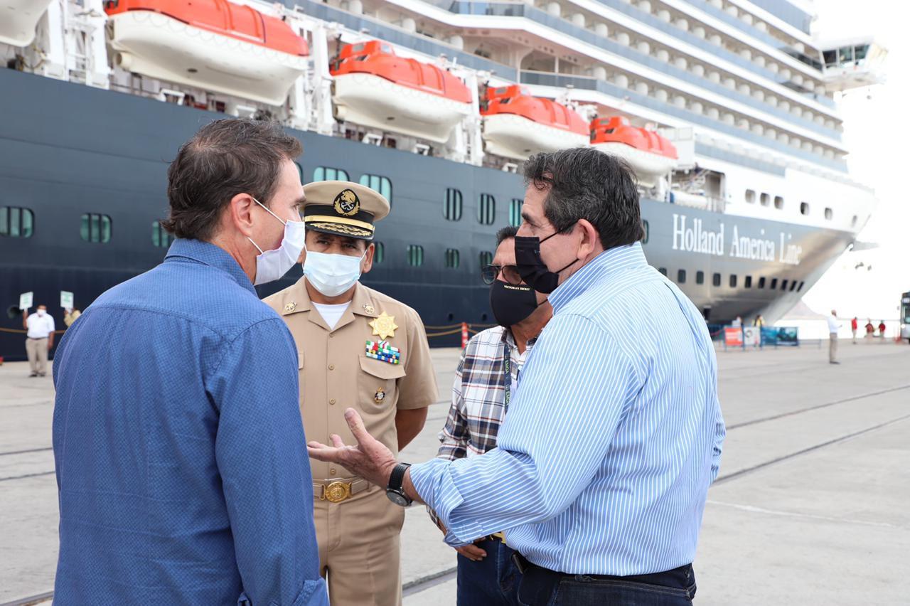 Crucero Koningsdam llega a Mazatlán y reporta 14 tripulantes con COVID