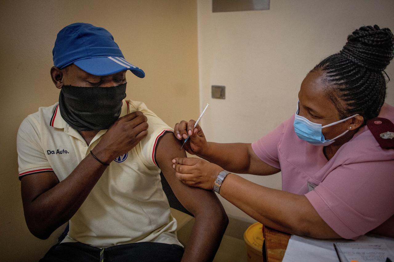 Amnistía Internacional acusa a países ricos y farmacéuticas de impedir vacunación equitativa contra COVID en 2021