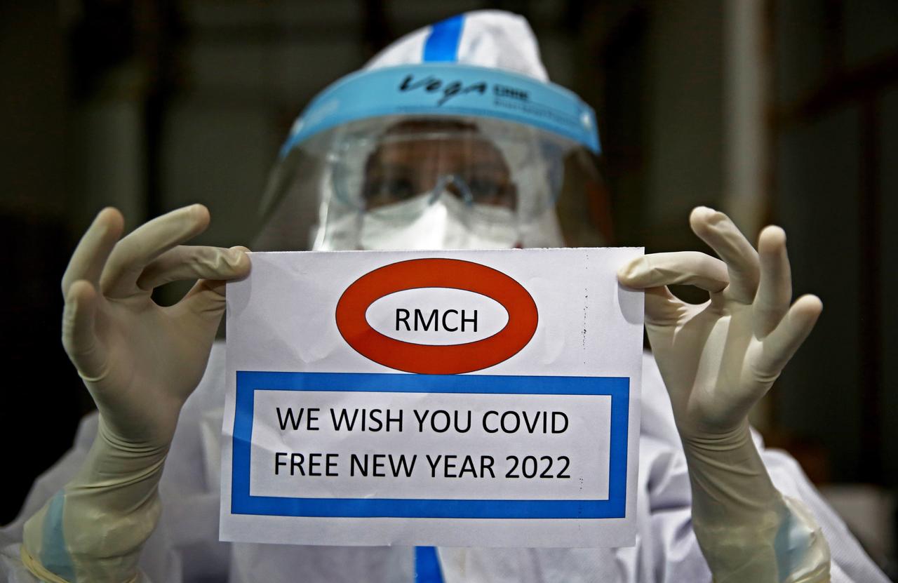 Pandemia de COVID-19 cierra 2021 con más del doble de contagios que en 2020