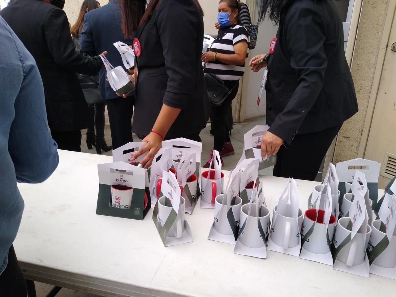 Asistentes a toma de protesta del alcalde Román Cepeda reciben 'taza' de regalo