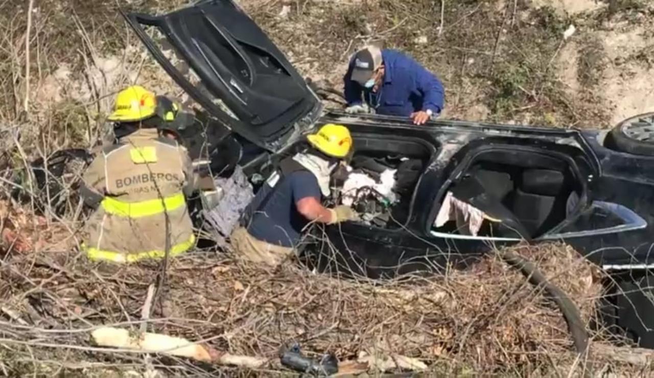 Joven es rescatado tras volcadura de vehículo en Piedras Negras