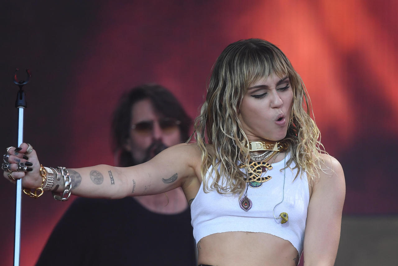 Miley Cyrus sufre desperfecto en su vestuario; casi queda desnuda en plena actuación