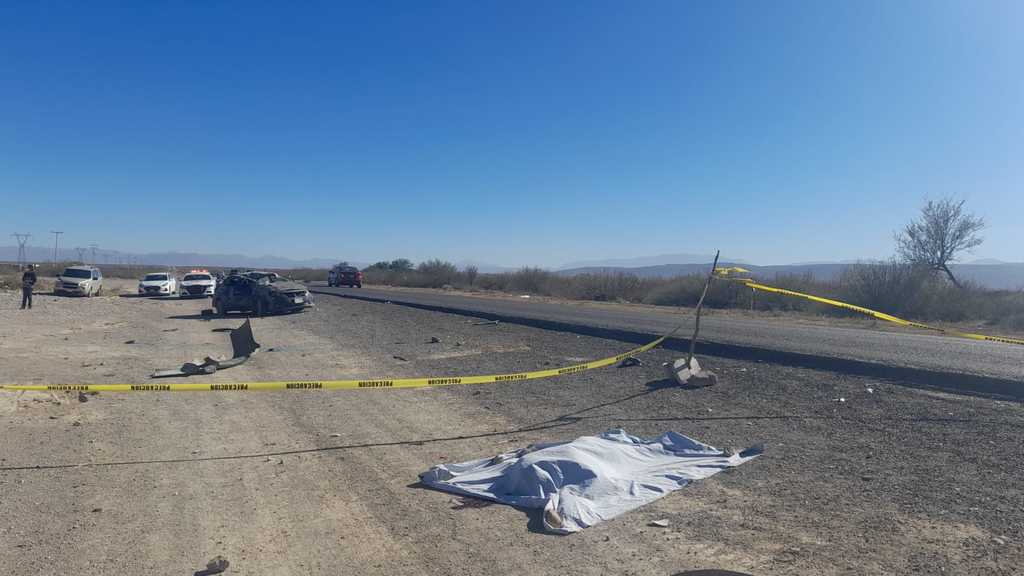 Fuerte volcadura deja dos personas sin vida en carretera Torreón-Saltillo