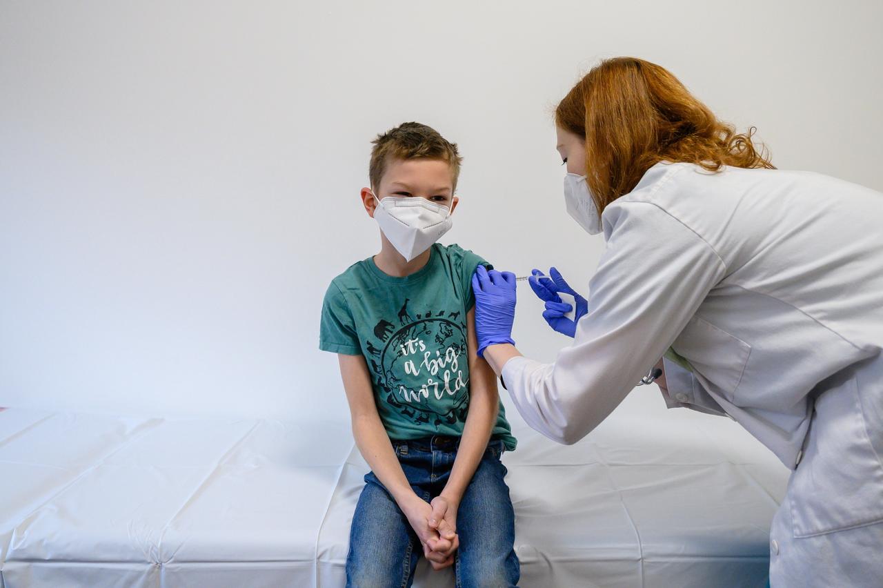 Estados Unidos aprueba refuerzo de vacuna de Pfizer para jóvenes mayores de 12 años