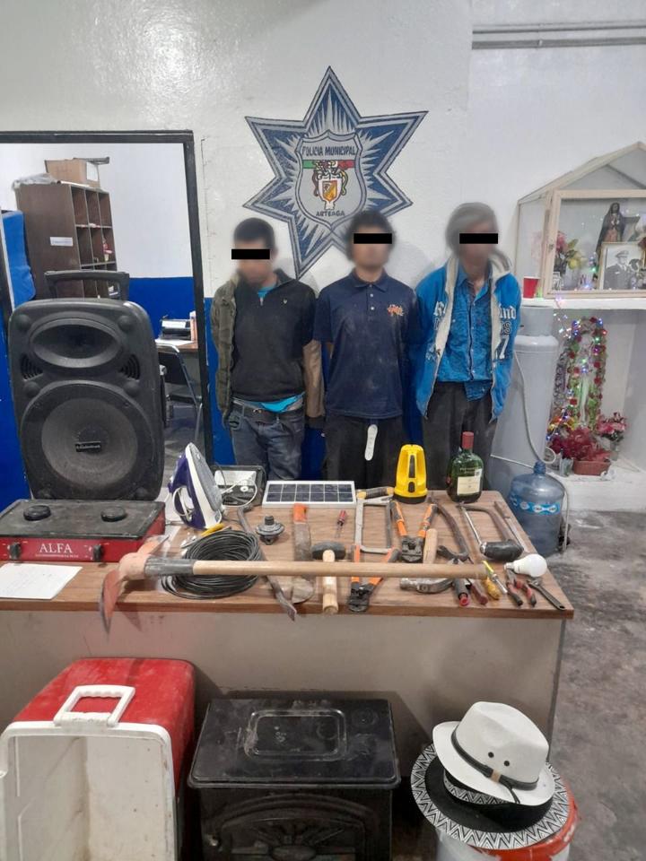 Policía de Arteaga detiene a tres hombres robando en cabaña