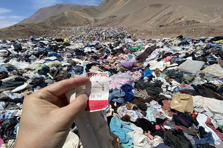 ¿Fayuca gratis? Encuentran toneladas de ropa 'nueva' en el desierto