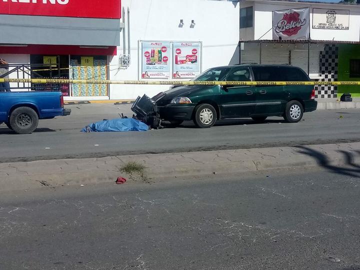 Joven motociclista muere prensado entre dos camionetas en Torreón