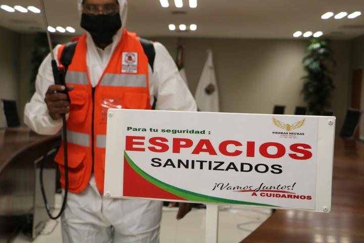Sanitizan edificios de la presidencia municipal y del DIF en Piedras Negras