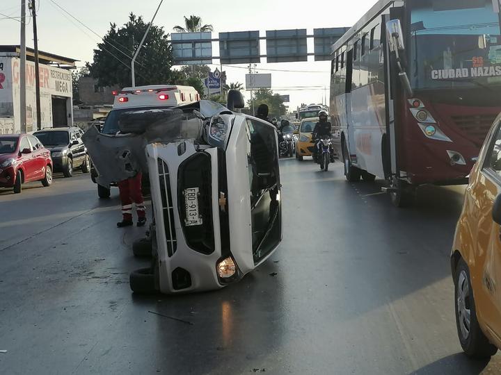 Chocan tres vehículos y uno de ellos vuelca en la carretera Torreón - Matamoros