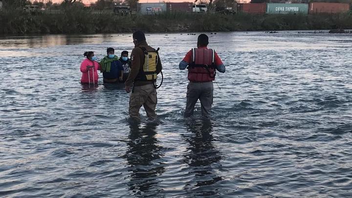 Rescatan a dos mujeres y cuatro menores migrantes de las aguas del río Bravo