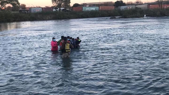 Rescatan a cuatro niños y dos mujeres del río Bravo