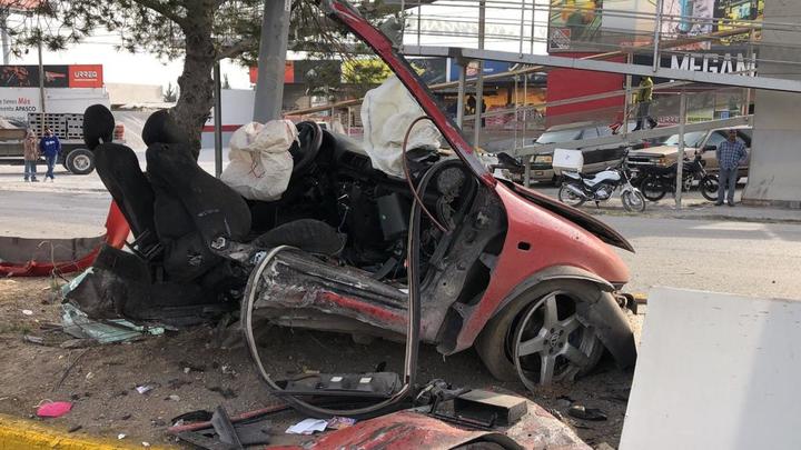 Conductor hace pedazos su vehículo tras accidente en Saltillo